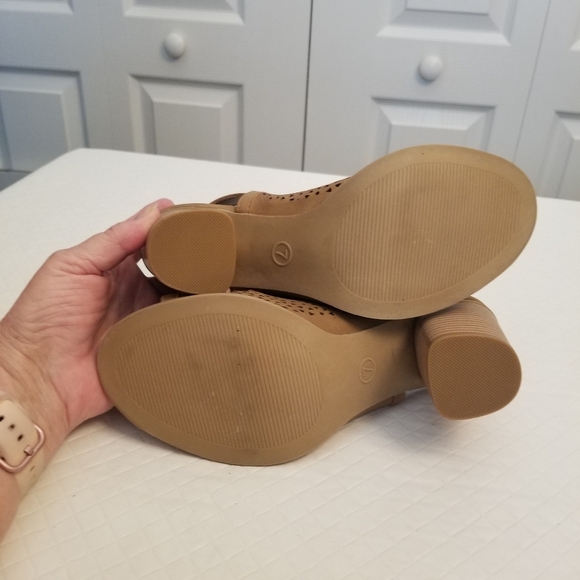 Universal Thread Cut-Out Slingback 3.5 Inch Wedge Women Size 7 - Picture 6 of 8